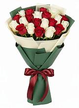 Букет Микс из красных и белых роз в Цагане Амане