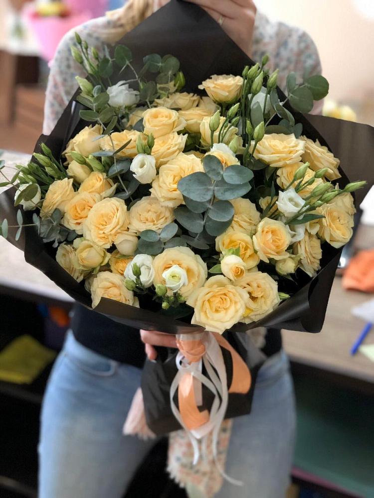 Букет цветов из: Розы и Лизиантусы в Цагане Амане