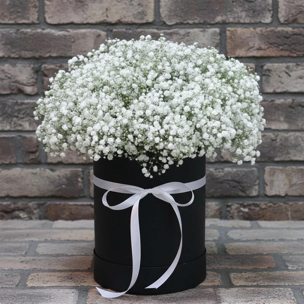 Цветочная композиция из Гипсофила в шляпной коробке в Цагане Амане