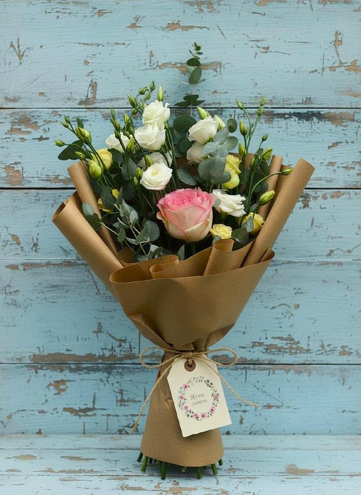 Букет цветов из: Розы и Лизиантусы в Цагане Амане