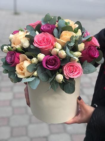Цветочная композиция из Розы в шляпной коробке в Цагане Амане
