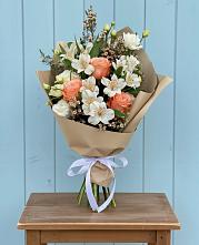 Букет цветов из:  Альстромерии, Лизиантусы, Розы и Хризантемы #REPLACE_PRED# Цагане Амане