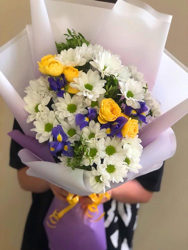 Букет цветов из: Ирисы, Хризантемы и Розы в Цагане Амане