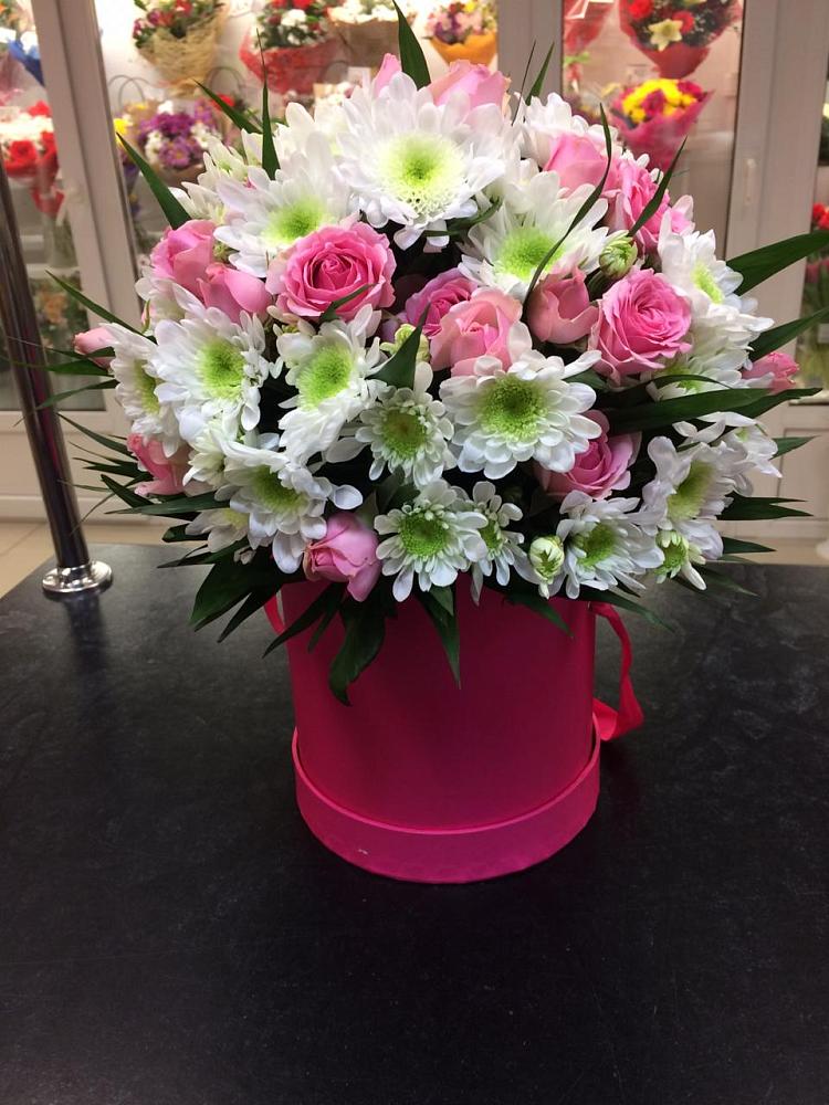 Цветочная композиция из Розы и Хризантемы в шляпной коробке в Цагане Амане