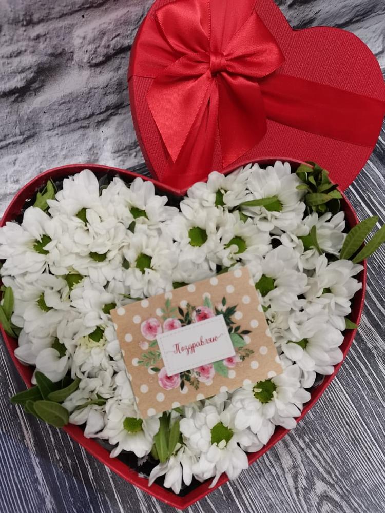 Цветочная композиция из Хризантемы в виде сердца в Цагане Амане