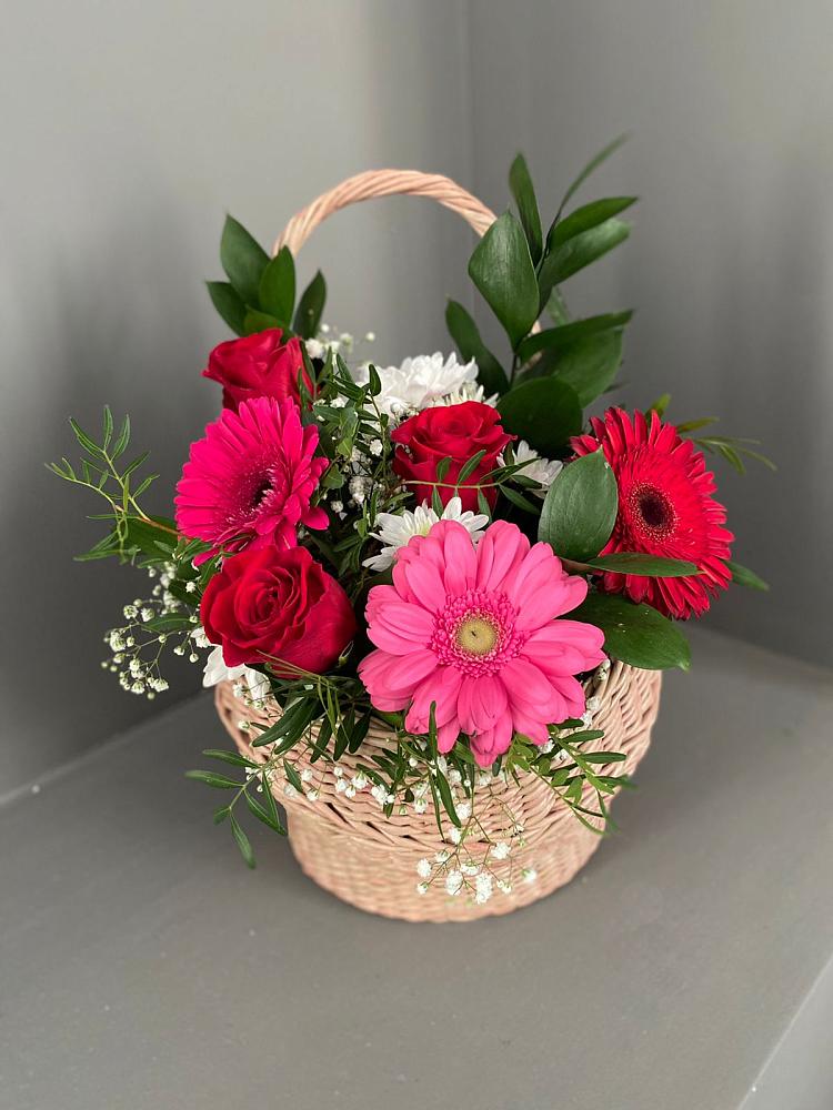 Цветочная композиция из Розы, Хризантемы и Герберы в корзине в Цагане Амане