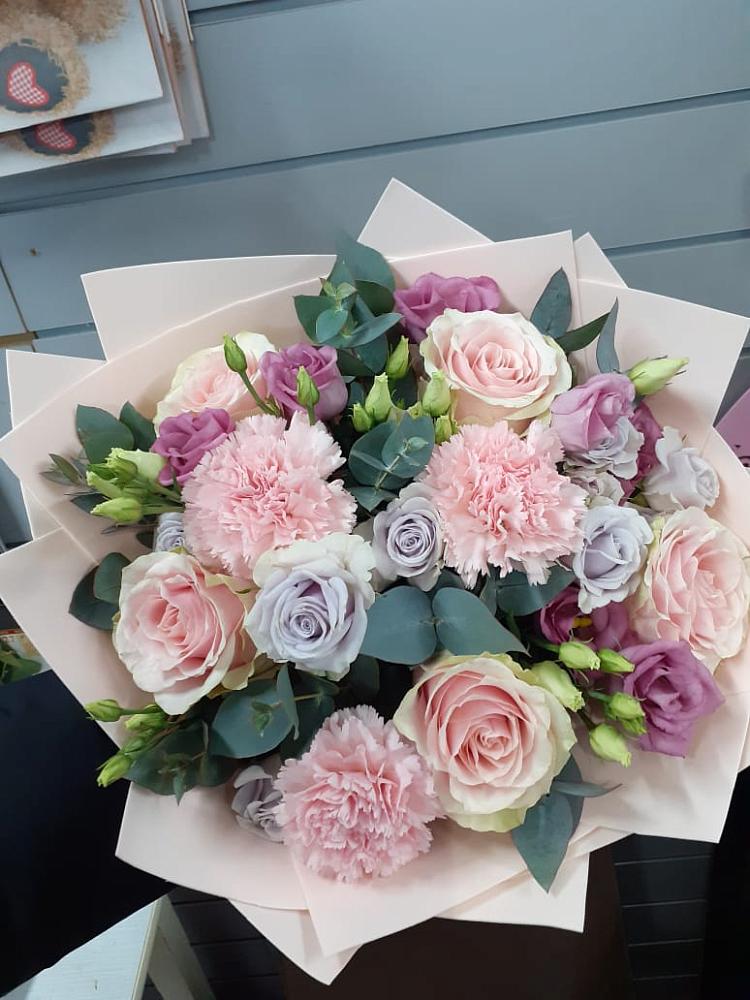 Букет цветов из: Розы, Гвоздики и Лизиантусы в Цагане Амане