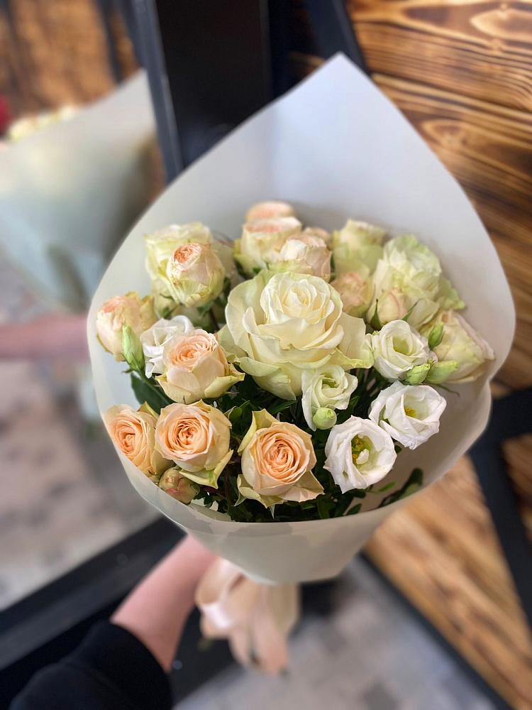 Букет цветов из: Розы и Лизиантусы в Цагане Амане